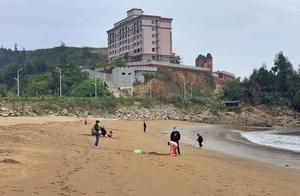 A Beach 30 Minutes from Fuzhou is Packed with Trash but Still Popular