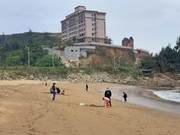 Small, Popular Beaches Near Fuzhou Are Actually Littered