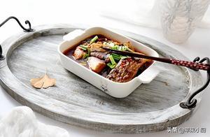 Recently, my family has been enjoying cooking fish this way – simply putting it in a pot and simmering it, resulting in a flavorful and fragrant dish.