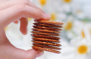 Obsessed with These Small Sesame Crackers – Easy Recipe for Kids!