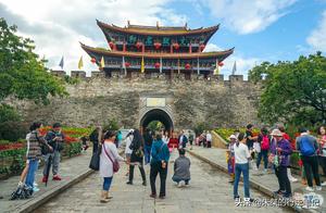 Dali Ancient City: Tourists Often Rush to Buy Local Products, Ignoring the City's Unique Scenery
