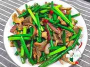 Spring, my husband loves to make this dish for drinking, it's simple and delicious, and every time you make a batch, it’s delicious and won’t stop.