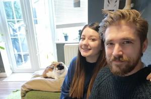 Low Work Efficiency Due to a Too-Affectionate Cat; Owner Becomes a 'Fake Limb'