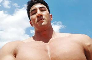 Asian Muscle Giant Huang Zhexun: Are You Envious of His Chest?
