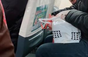 Woman Hears Cat Meowing on Bus, Turns Around to See the Scene, Netizens: So Cute