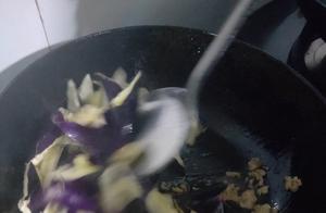 Homemade Braised Eggplant – First Time Making It, Craving Late-Night Snacks