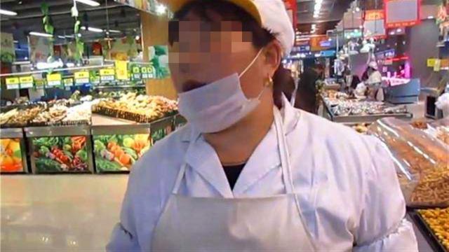 孩子在超市拽了颗车厘子，员工怒斥“没教养”，宝妈回答让人点赞