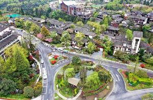 Hongya Hongya: Half Mountain Health and Wellness Town Spring Scenery is Beautiful