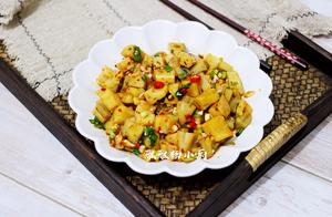 This dish is crisp, delicious, and affordable at only 5 yuan for a large portion, with simple preparation, spicy and satisfying, and irresistible.