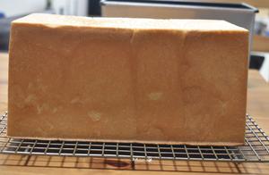 This toast is low in oil and sugar, soft and fluffy with a silky stretch, it's especially enjoyable to tear and eat. Half of it was already eaten right after baking.