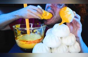 Big Bun Dipped in Cheese – Eating It in One Bite, Is It Really Crazy Delicious?
