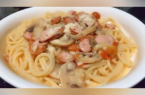 Newbie's Guide to Western Food: Garlic Mushroom Sausage Pasta - Lazy Person Recipe (15 Minutes to Eat)