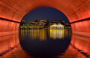 Night Cruise on South Lake, Xi'an - Enjoying the Breeze and Taking Pictures