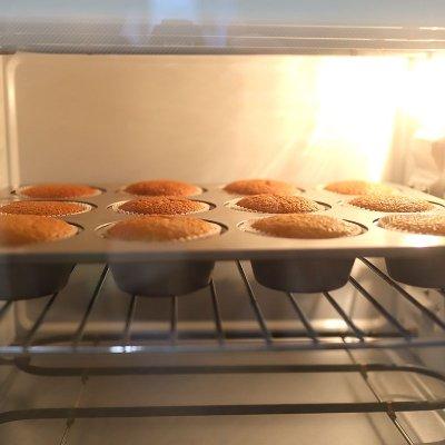 下饭神器杏仁味海绵杯子蛋糕，拌饭还能吃三碗