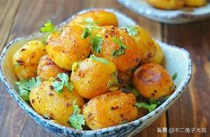 Steaming Gold Pomfret is Delicious and Has a Secret, Beautiful Oil Cucumber is Trendy, Crispy Inside Soft Garlic with Small Potatoes - A Simple Recipe