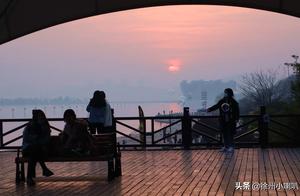 The sunset reflects the crimson clouds over Yunlong Lake – simply one word, 'beautiful', is not enough.