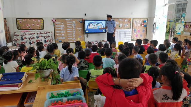 超级宝妈|景洪交警走进幼儿园宣传交通安全知识