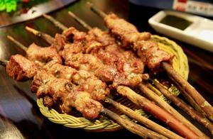 After Eating Xinjiang Lamb Skewers, I Realized That Roadside Stalls Are Called 'Toothpick Meat,' and the Owner Couldn't Help But Laugh
