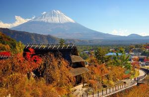 Hakone: Japan's Tourist Resort