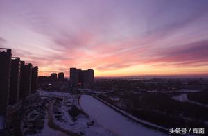 A Spring Snow Stuns a City