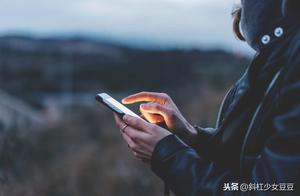 Next Station is Happiness: Classic Lines and Quotes by He Fanxing