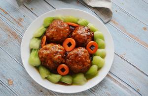 While others are grilling cold skin, I'm grilling my mother's Four Happiness Meatballs – the pork filling isn't wrapped in dumplings, but it's incredibly fragrant!