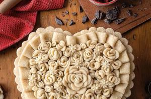 This old grandma's cake, just looking at it makes you gain two pounds!