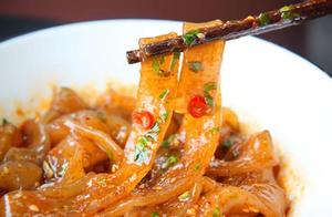 The hot pot powder has a soft and glutinous texture, translucent and rich soup, chewy and smooth, and is highly addictive to eat.