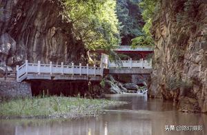 Stunning! Complete Han Dynasty Cliffside Stone Carving "Xiaso Sutra" Still Intact, Hidden in Remarkable Mountains and Waterways