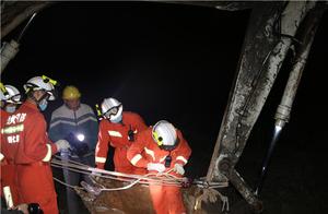 Little Yellow Cow Falls into 13-Meter Deep Pit; Firefighters and Villagers Cooperate to Rescue