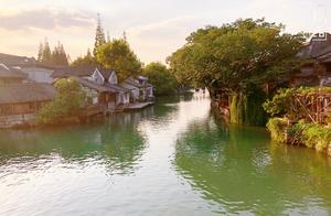 The Two Faces of Water Towns in Wuzhen: Daytime for Ordinary Tourists, Nighttime for True Enjoyment