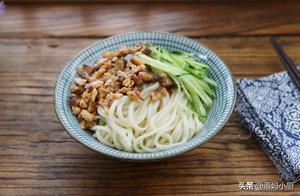 For just 18 yuan per bowl of fragrant knife-cut noodle sauce, you can make it at home. The fragrant sauce is rich in flavor and highly addictive.