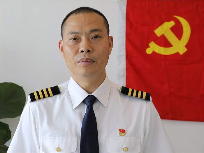中国民航英雄机长刘传健奇迹时刻是专业在闪光