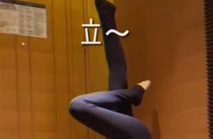 This Figure is So Admirable! 42-Year-Old Liu Tao Performs Standard Handstands, Self-Discipline is Scary
