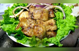 Pork Belly That Won't Change for Money: With Onions and Lettuce, It's Delicious