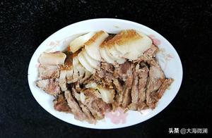 It's a Classic of Northeast Pig Slaughter Feast, Delicious When Dipped in Garlic Paste, and Satisfying to Eat Large Portions of Meat.