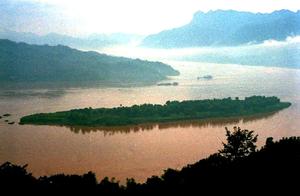 Wandering Westling Gorge: Zhongbu Island at the Dam Site, Ancient Huangling Temple, Thousand-Year Three Tours Cave