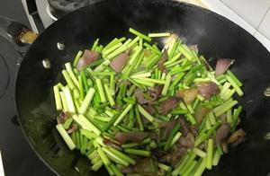 Garlic Sprouts with Bacon: A Simple Home Recipe