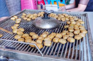 Everyone in Yunnan County Loves to Eat Grilled Stinky Tofu; 50 Cents Each, Featured on China’s Kitchen