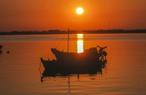 Qingdao, Shandong: Watching the Sunset Glow Over the Seaside - A New Beauty Like a Painting Scroll