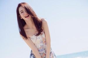 People come to view the sea, hearts surge with emotion, laughter filled with brilliance