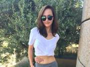 Zhang Jia effortlessly touches her navel, with a stunning figure, completely unlike a mother of two.