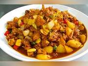 A Chef from Taizhou Adapts Xinjiang Big Chicken Recipe, Creating a New Delicious Dish