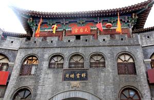 Lijingmen Street: A Street Almost Entirely Filled with Small Snacks, Stunning Architecture