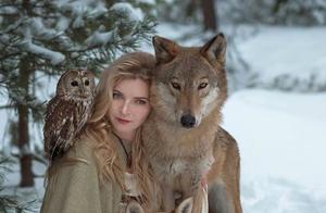 Photographer Captures Stunningly Intimate Photos of People and Animals, Leaving Everyone Astonished!