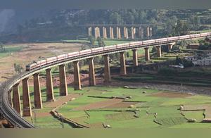 China’s Most Unique Bridge: All Vehicles Must Honk to Honor a Hero
