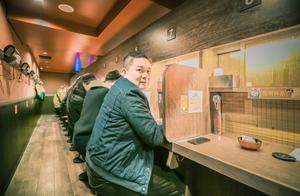 60-Year-Old Ramen Shop: Why Are Partitions Placed Between Each Seat?