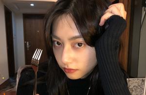 Wang Yajian, wanted to eat cake and spent 4 hours making a chocolate cake. I want to drink a bottle of water.