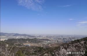 A Mountain Surveying Beijing Like a Drone – The Cityscape Visible at the Summit!