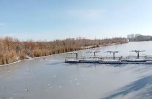 The Water of Ili River in Winter Is So Serene
